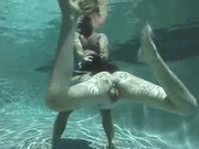 Подводный минет видео порно безплатно